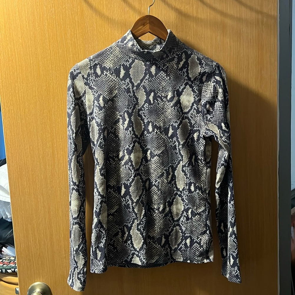 Women’s no boundaries large turtleneck